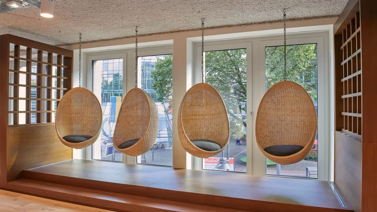 Rudolfplatz by WeWork — Empfangsbereich mit flexiblen Arbeitsplätzen und moderner Architektur