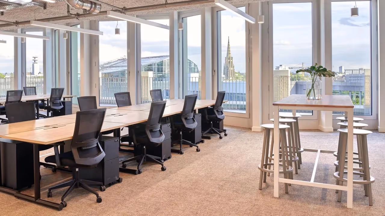 Rudolfplatz by WeWork — Konferenzraum mit flexiblen Arbeitsplätzen und moderner Architektur