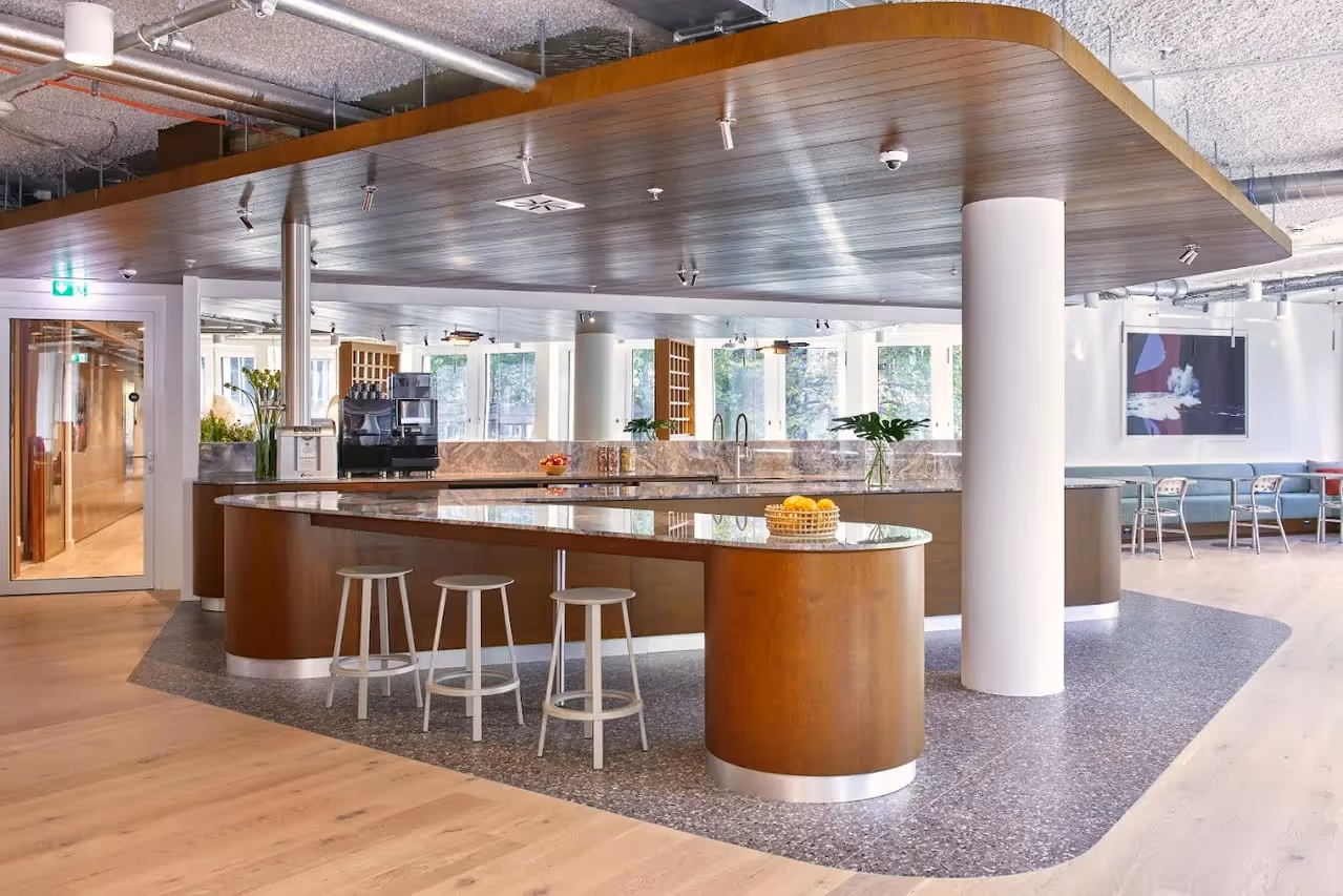 Rudolfplatz by WeWork — Coworking-Bereich mit flexiblen Arbeitsplätzen und moderner Architektur