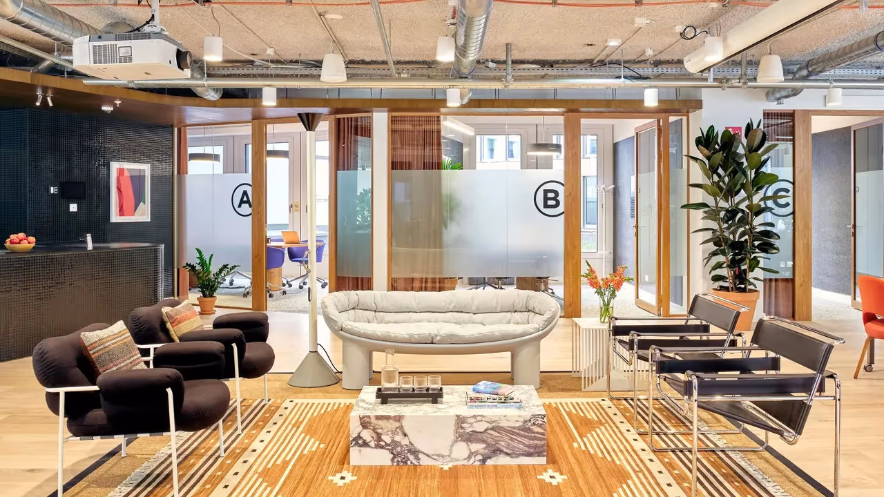 Rudolfplatz by WeWork — Coworking-Bereich mit flexiblen Arbeitsplätzen und moderner Architektur