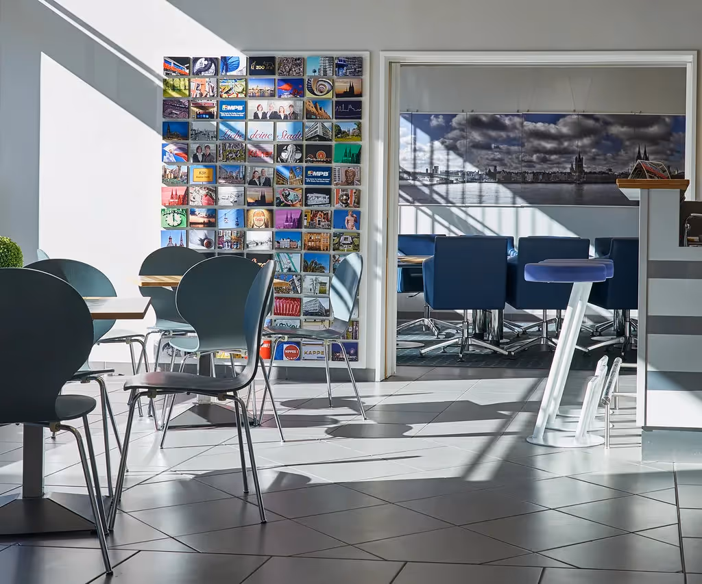 Media Park by MPB — Lounge mit flexiblen Arbeitsplätzen und moderner Architektur