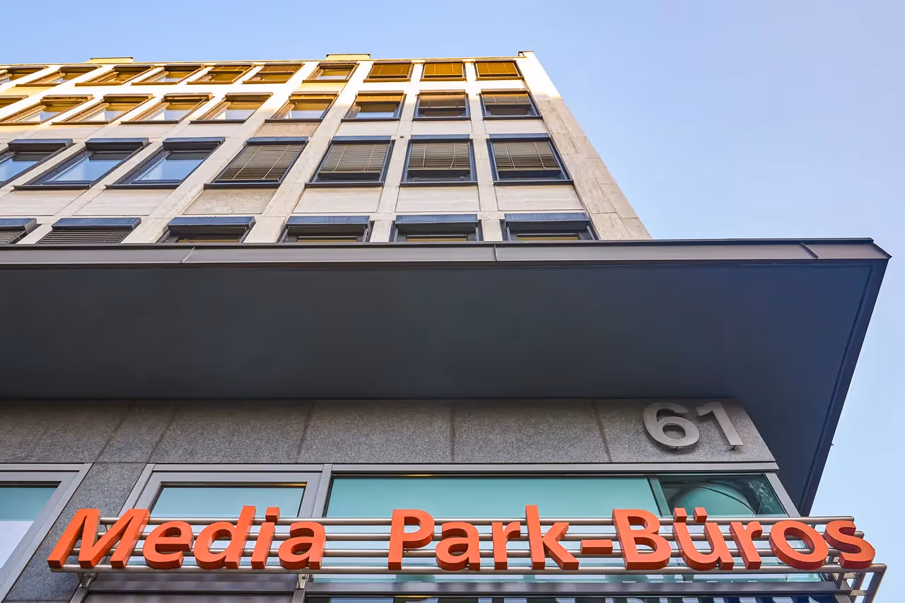 Media Park by MPB — Empfangsbereich mit flexiblen Arbeitsplätzen und moderner Architektur
