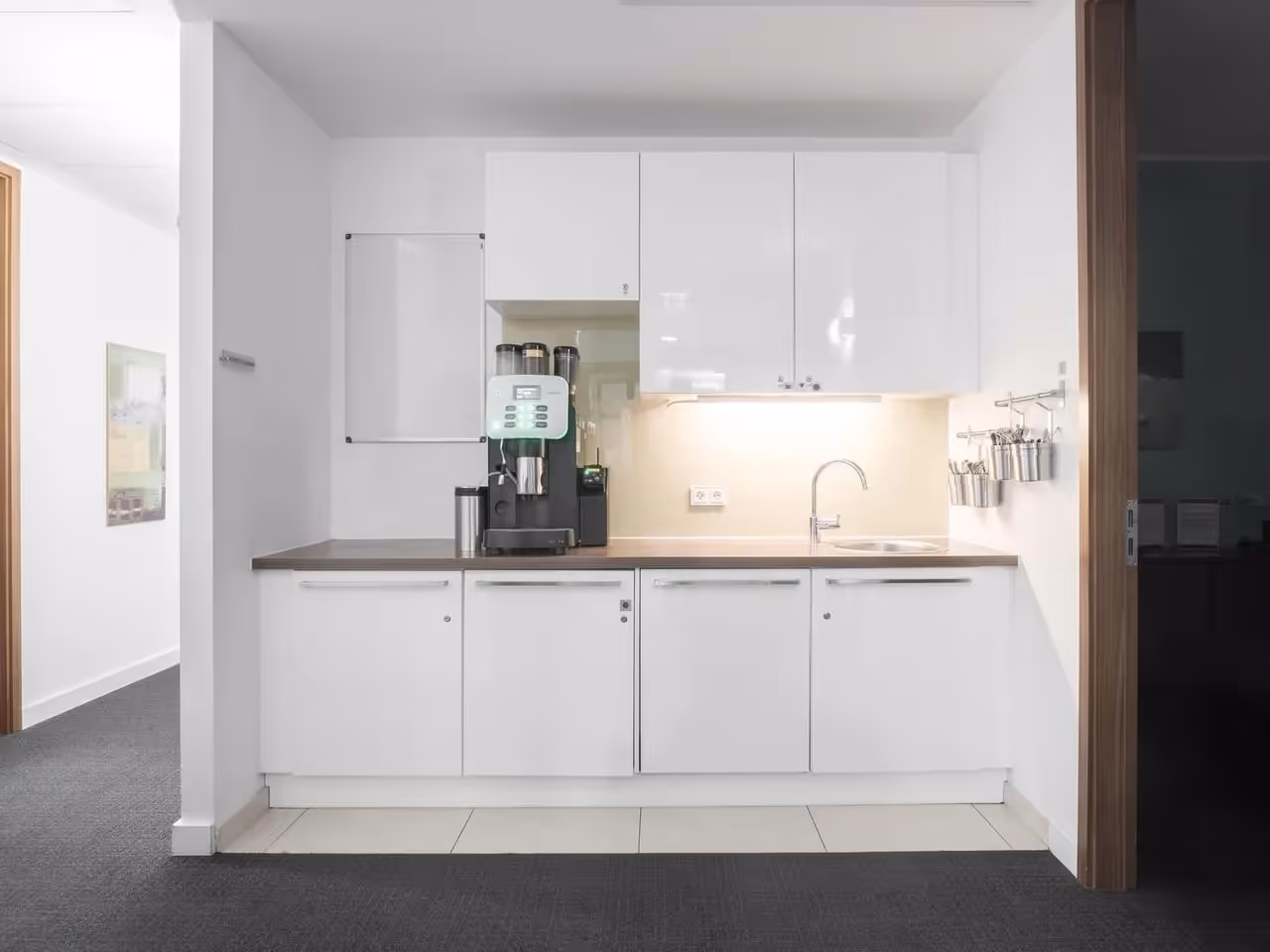 Deutz Cubus by Regus — Lounge mit flexiblen Arbeitsplätzen und moderner Architektur