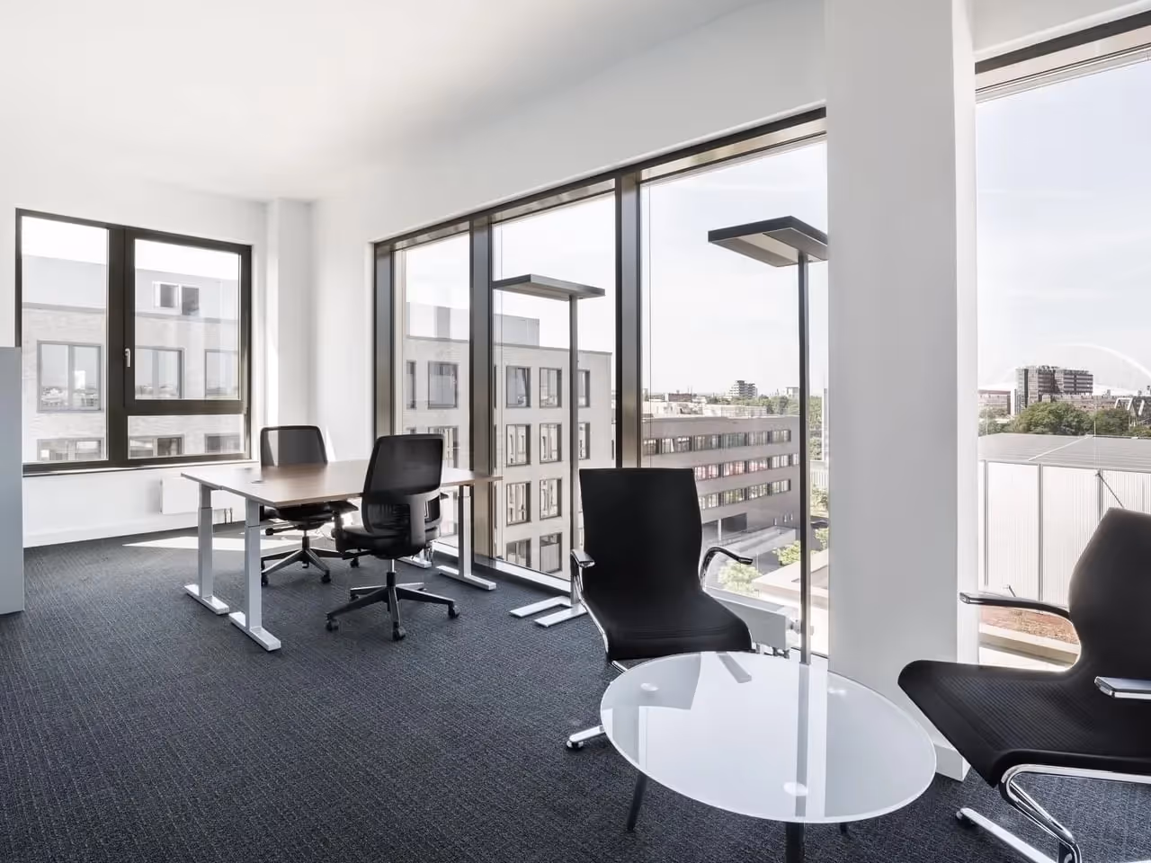 Deutz Cubus by Regus — Coworking-Bereich mit flexiblen Arbeitsplätzen und moderner Architektur