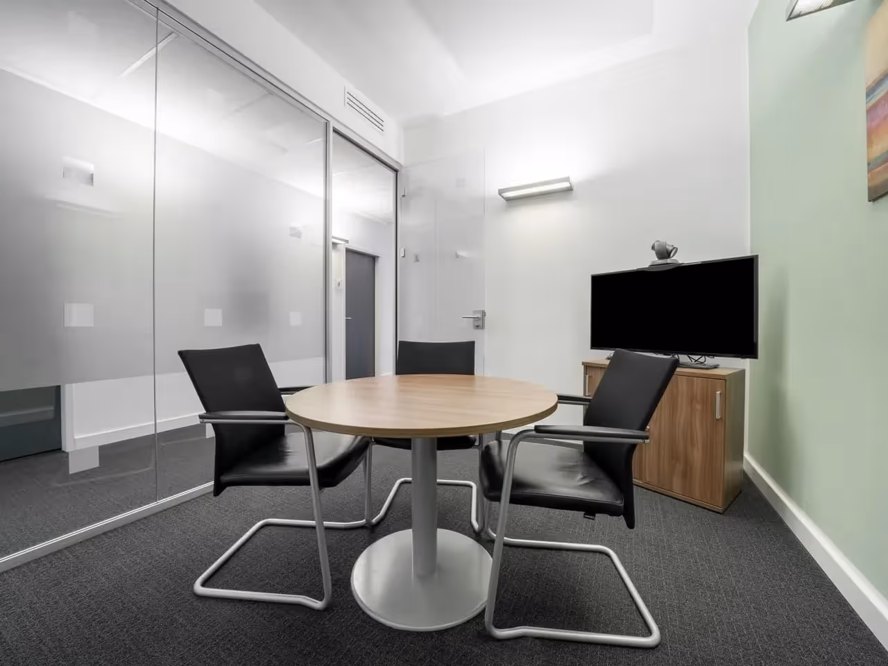 Deutz Cubus by Regus — Konferenzraum mit flexiblen Arbeitsplätzen und moderner Architektur