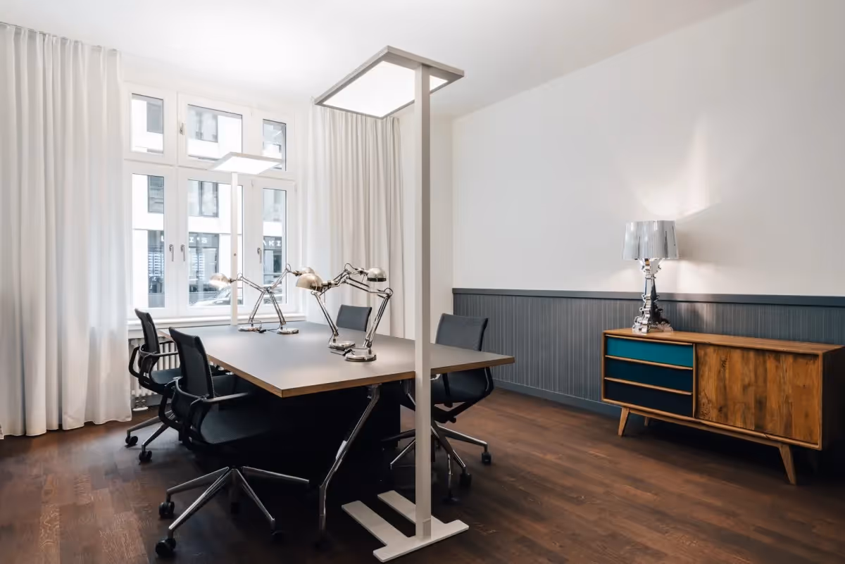 Rheinische Palais by Ruby Works — Lounge mit flexiblen Arbeitsplätzen und moderner Architektur