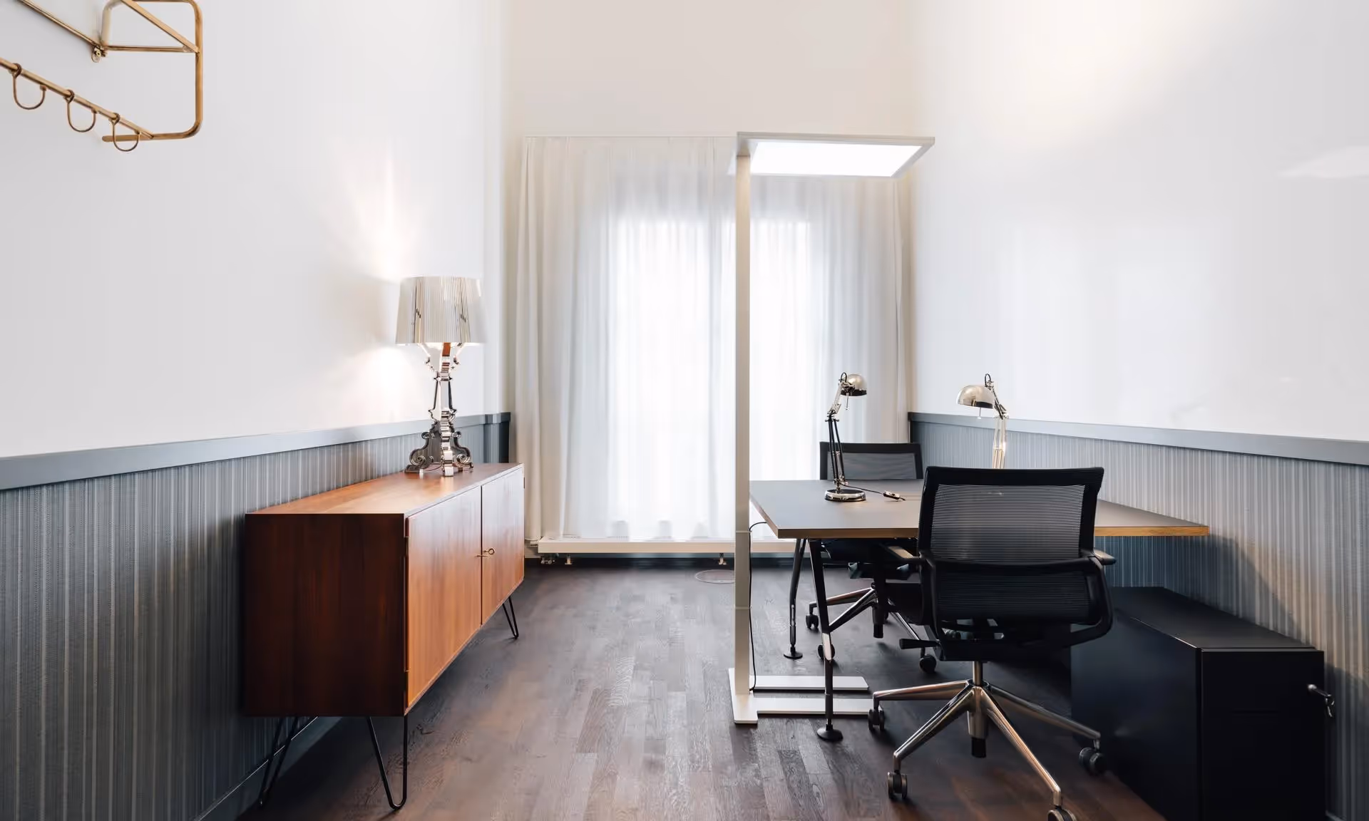 Rheinische Palais by Ruby Works — Besprechungsraum mit flexiblen Arbeitsplätzen und moderner Architektur