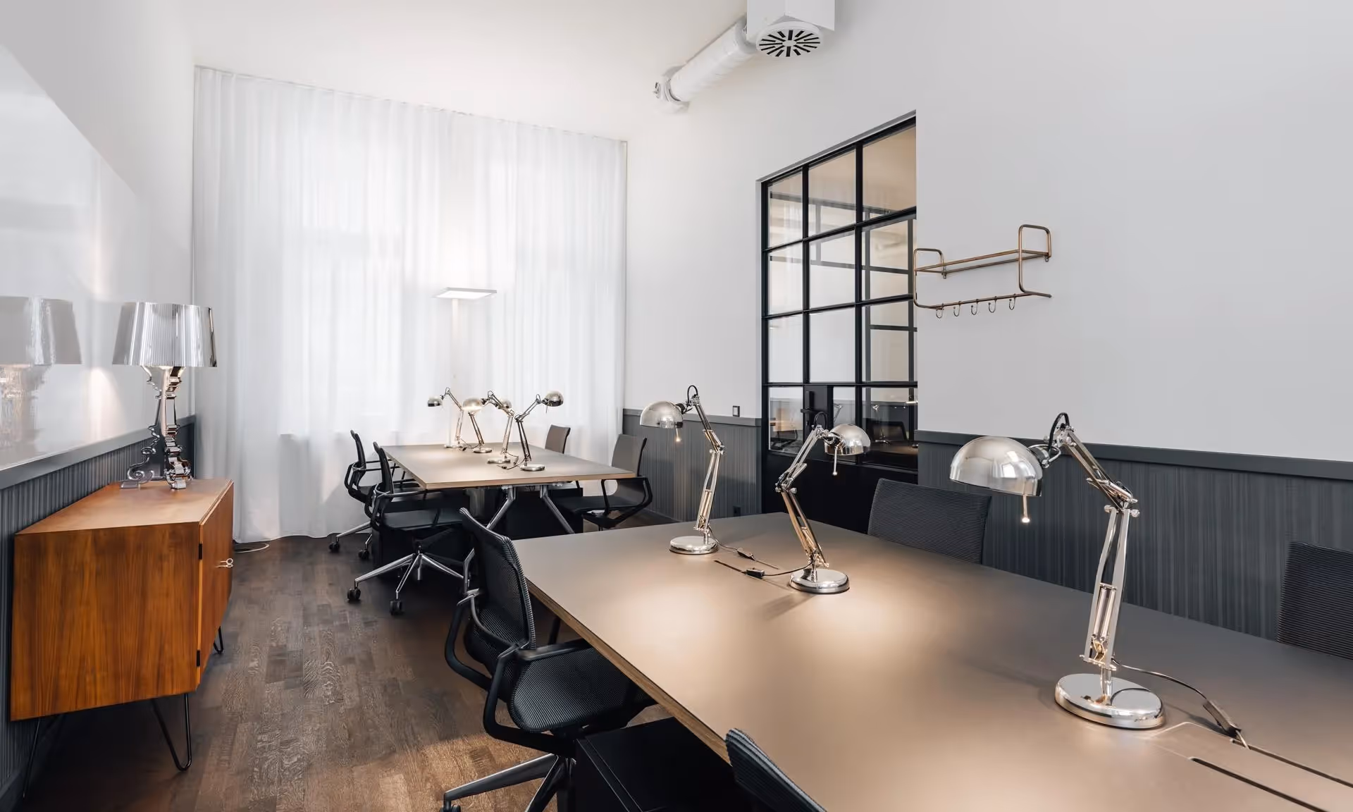Rheinische Palais by Ruby Works — Empfangsbereich mit flexiblen Arbeitsplätzen und moderner Architektur