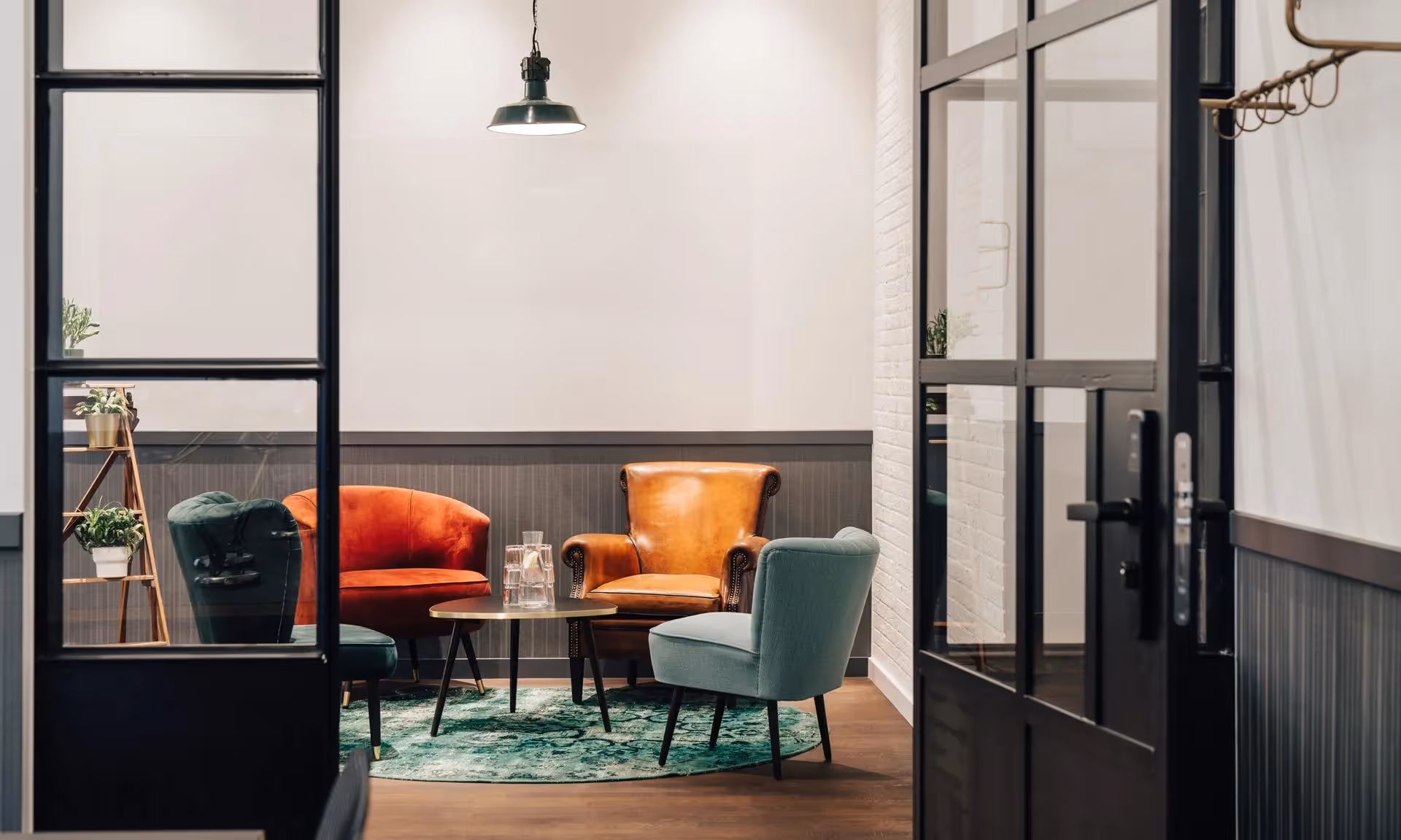 Rheinische Palais by Ruby Works — Meetingraum mit flexiblen Arbeitsplätzen und moderner Architektur