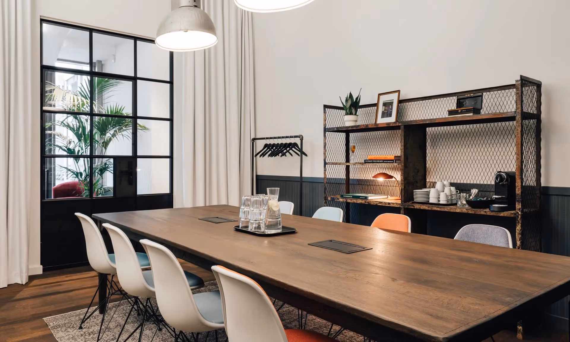 Rheinische Palais by Ruby Works — Coworking-Bereich mit flexiblen Arbeitsplätzen und moderner Architektur
