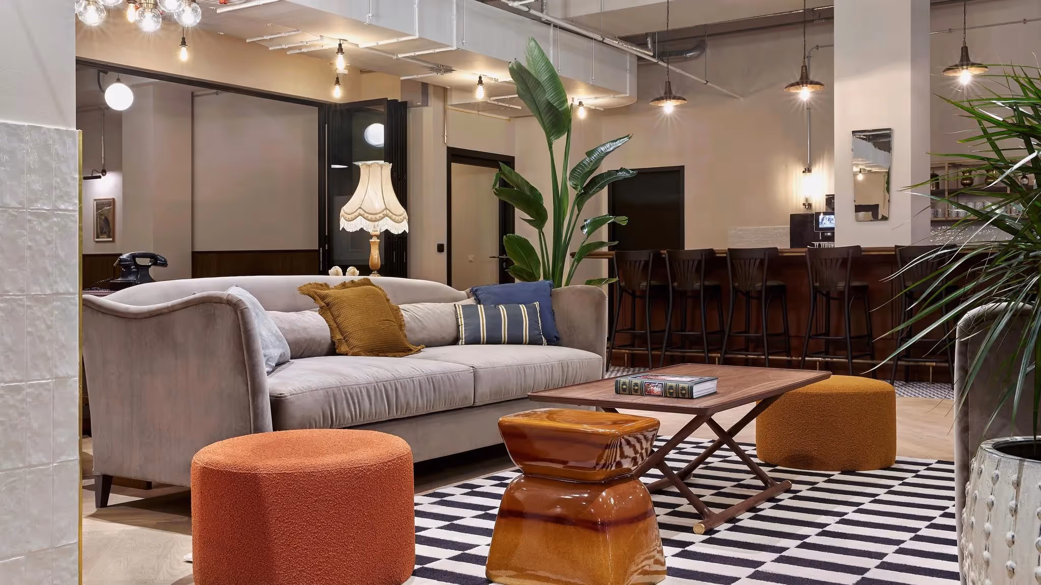 Düwell by Mindspace — Empfangsbereich mit flexiblen Arbeitsplätzen und moderner Architektur