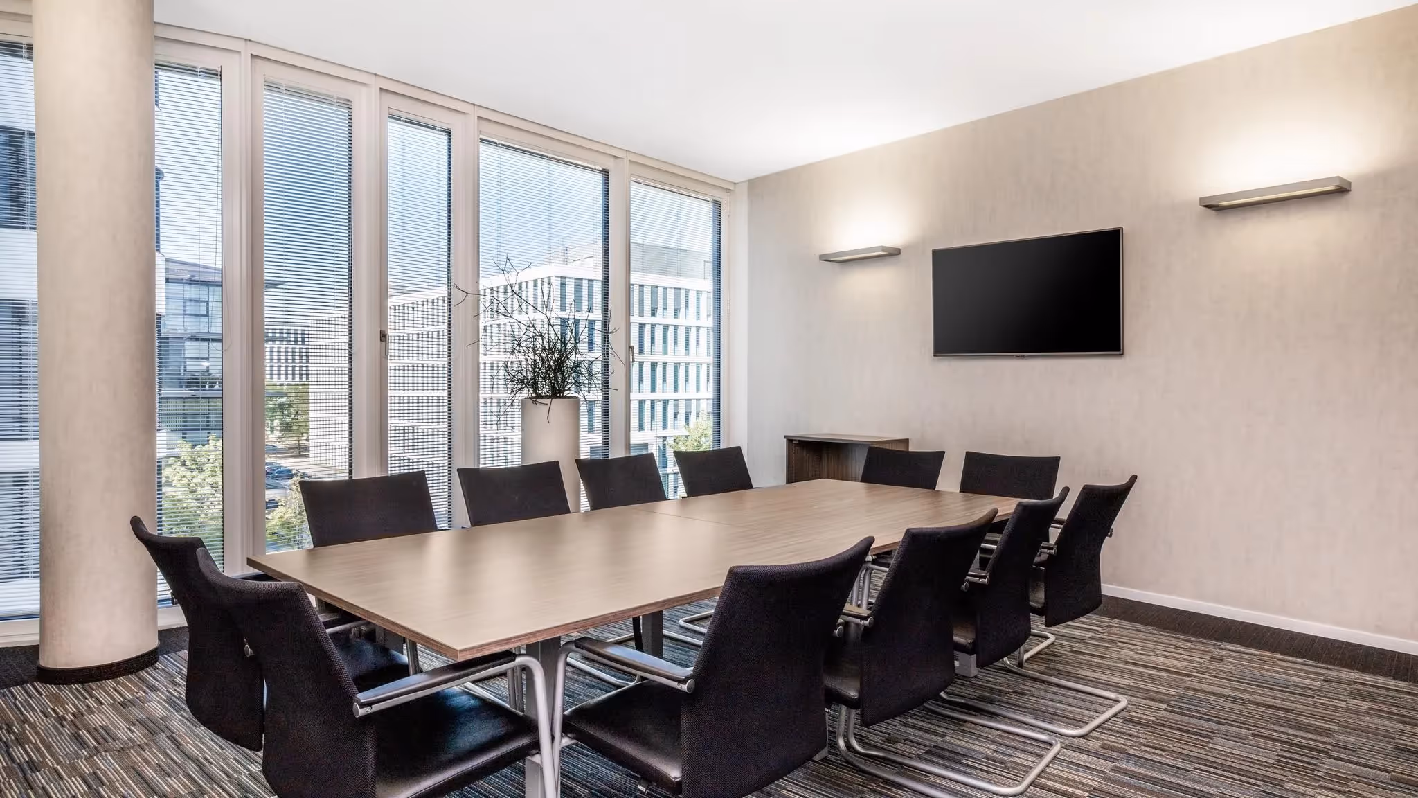 Panta Rhei by Regus — Lounge mit flexiblen Arbeitsplätzen und moderner Architektur