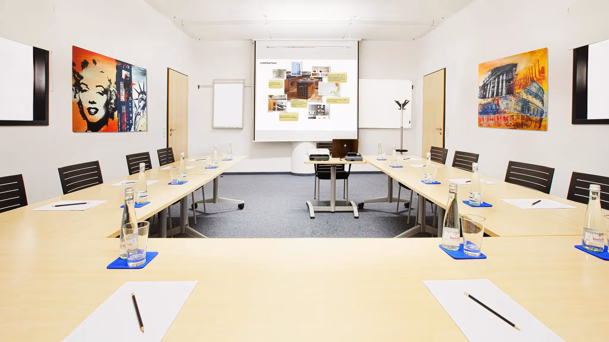 Oasis by Agendis — Meetingraum mit flexiblen Arbeitsplätzen und moderner Architektur