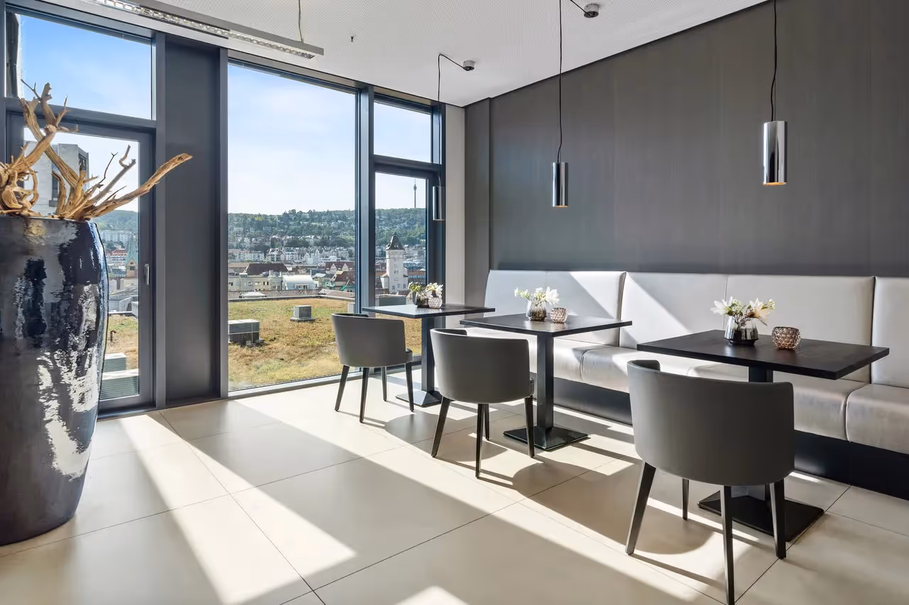 Warenhaus by Collection — Coworking-Bereich mit flexiblen Arbeitsplätzen und moderner Architektur