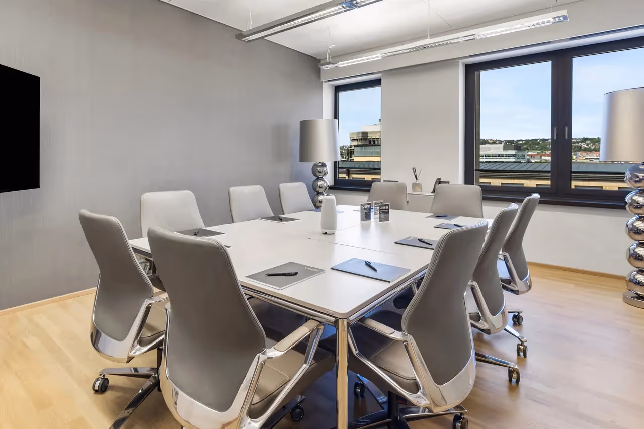 Warenhaus by Collection — Büro mit flexiblen Arbeitsplätzen und moderner Architektur