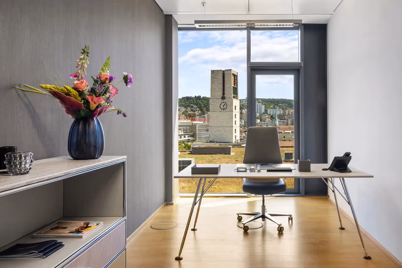 Warenhaus by Collection — Büro mit flexiblen Arbeitsplätzen und moderner Architektur