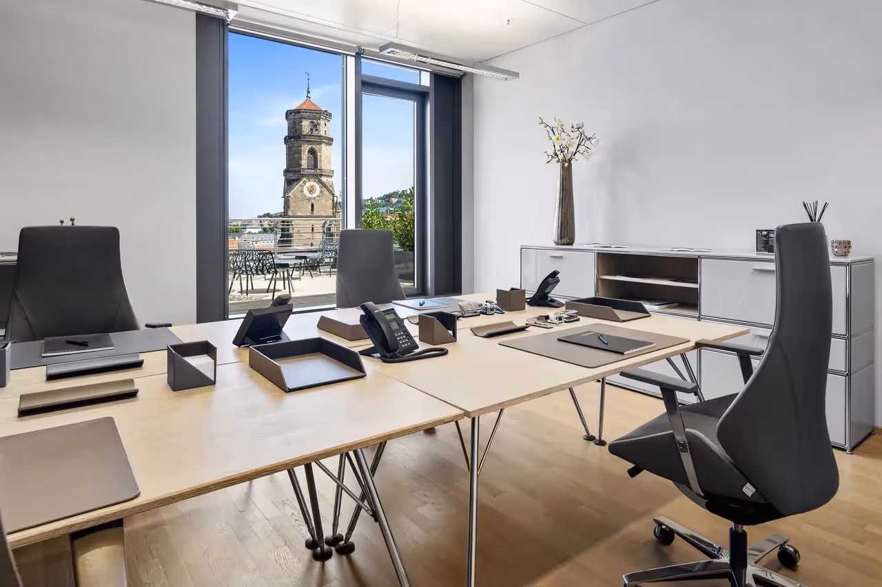 Warenhaus by Collection — Besprechungsraum mit flexiblen Arbeitsplätzen und moderner Architektur