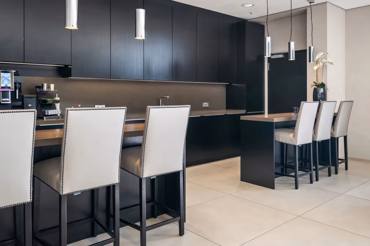 Warenhaus by Collection — Konferenzraum mit flexiblen Arbeitsplätzen und moderner Architektur