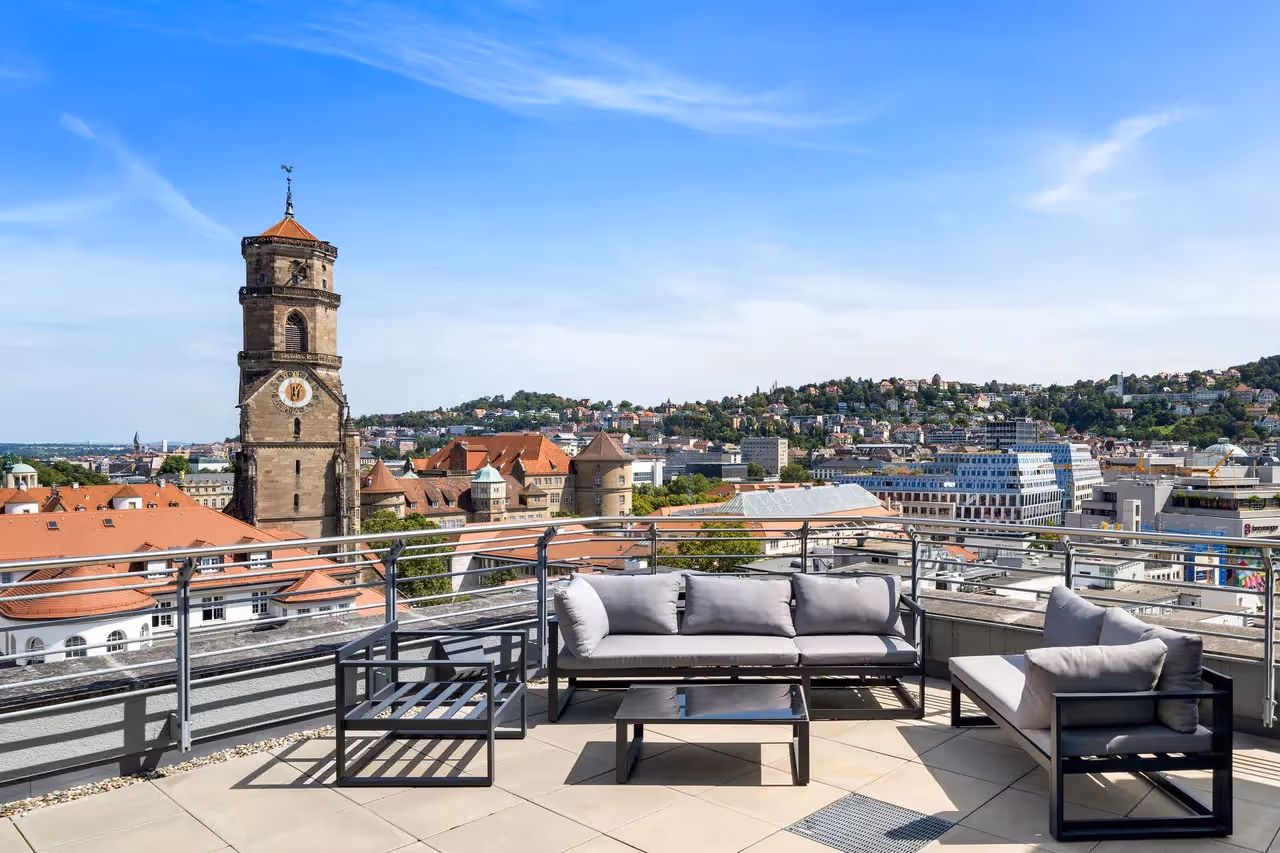 Warenhaus by Collection — Lounge mit flexiblen Arbeitsplätzen und moderner Architektur