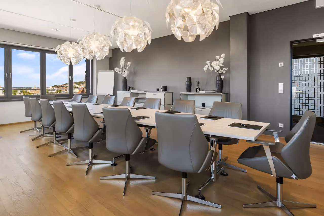 Warenhaus by Collection — Empfangsbereich mit flexiblen Arbeitsplätzen und moderner Architektur
