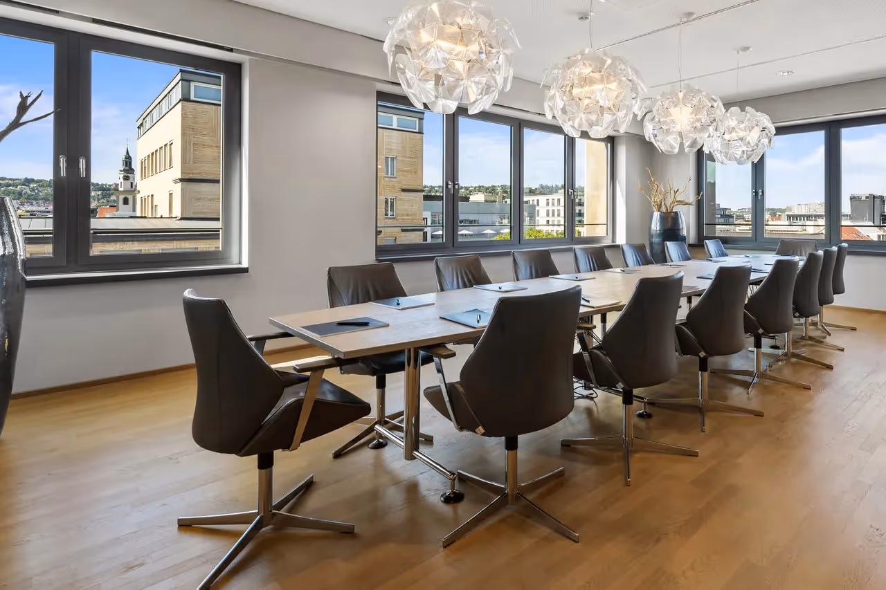 Warenhaus by Collection — Meetingraum mit flexiblen Arbeitsplätzen und moderner Architektur