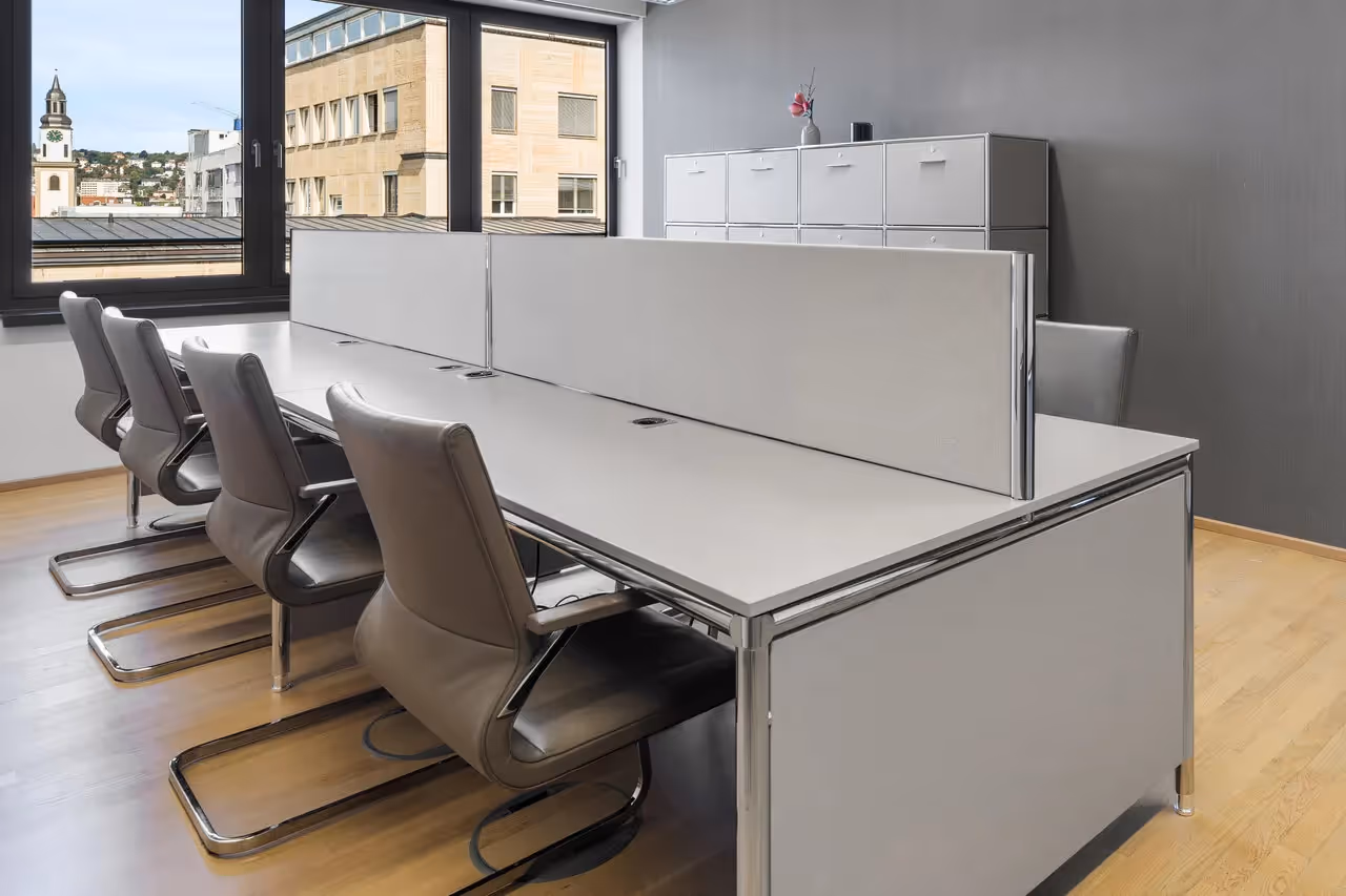 Warenhaus by Collection — Arbeitsplatz mit flexiblen Arbeitsplätzen und moderner Architektur