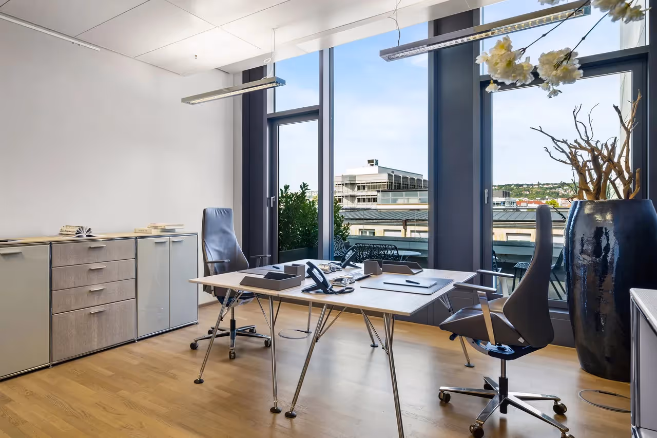 Warenhaus by Collection — Meetingraum mit flexiblen Arbeitsplätzen und moderner Architektur