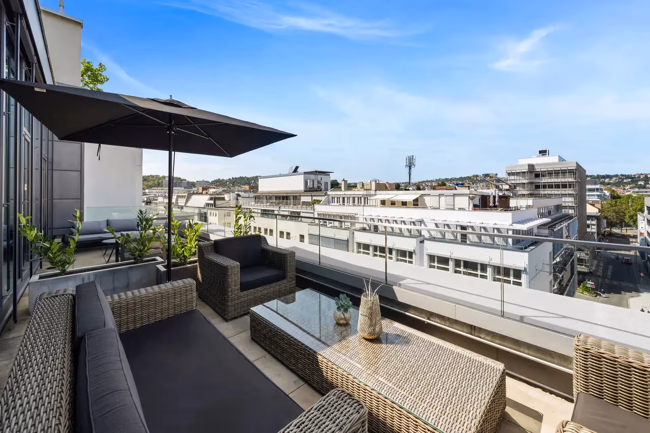 Warenhaus by Collection — Arbeitsplatz mit flexiblen Arbeitsplätzen und moderner Architektur