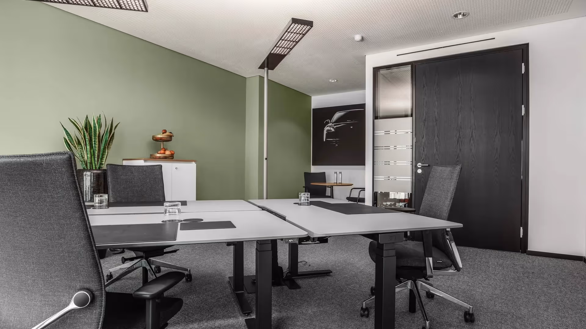 Kronprinzenpalais by Contora — Empfangsbereich mit flexiblen Arbeitsplätzen und moderner Architektur