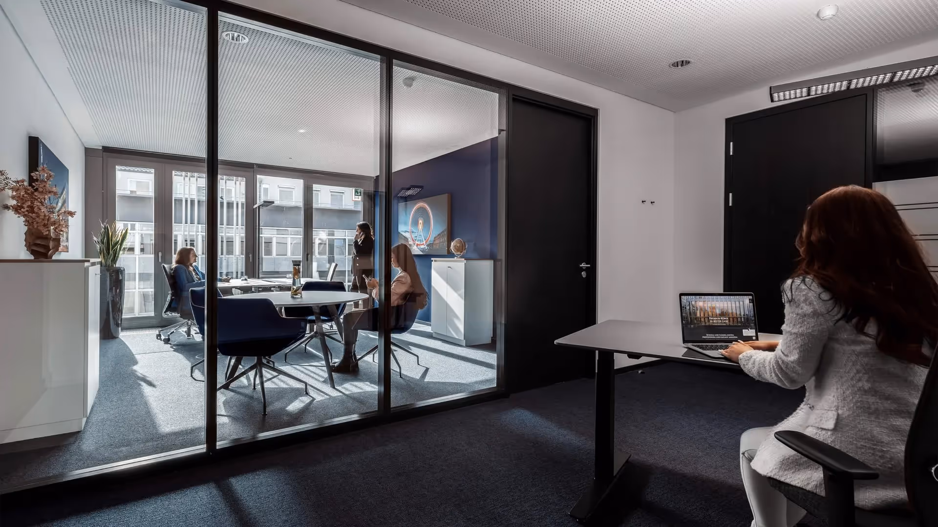 Kronprinzenpalais by Contora — Meetingraum mit flexiblen Arbeitsplätzen und moderner Architektur