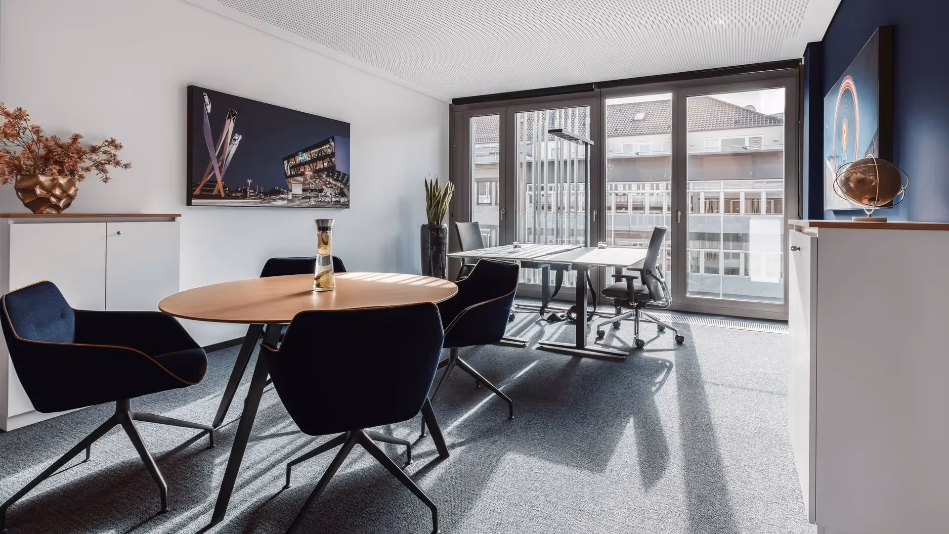 Kronprinzenpalais by Contora — Lounge mit flexiblen Arbeitsplätzen und moderner Architektur