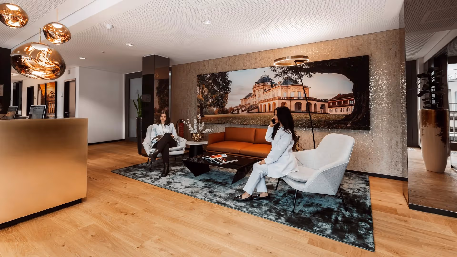 Kronprinzenpalais by Contora — Konferenzraum mit flexiblen Arbeitsplätzen und moderner Architektur