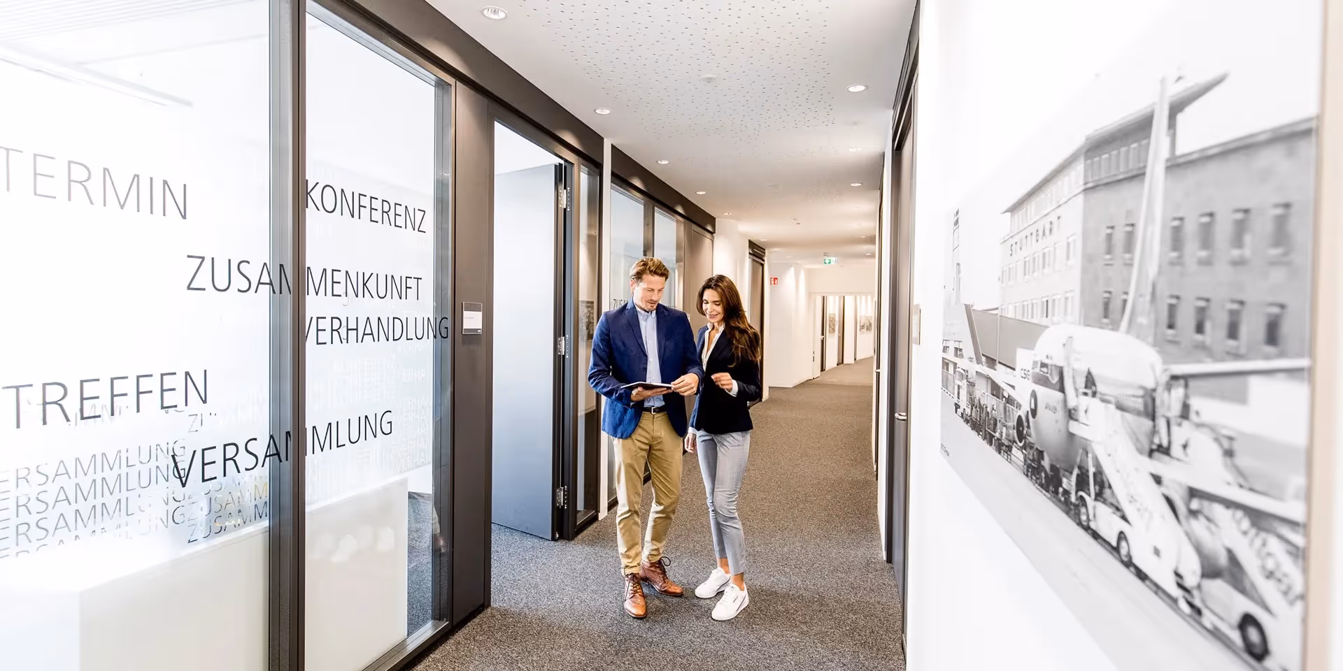 SkyLoop by Agendis — Meetingraum mit flexiblen Arbeitsplätzen und moderner Architektur
