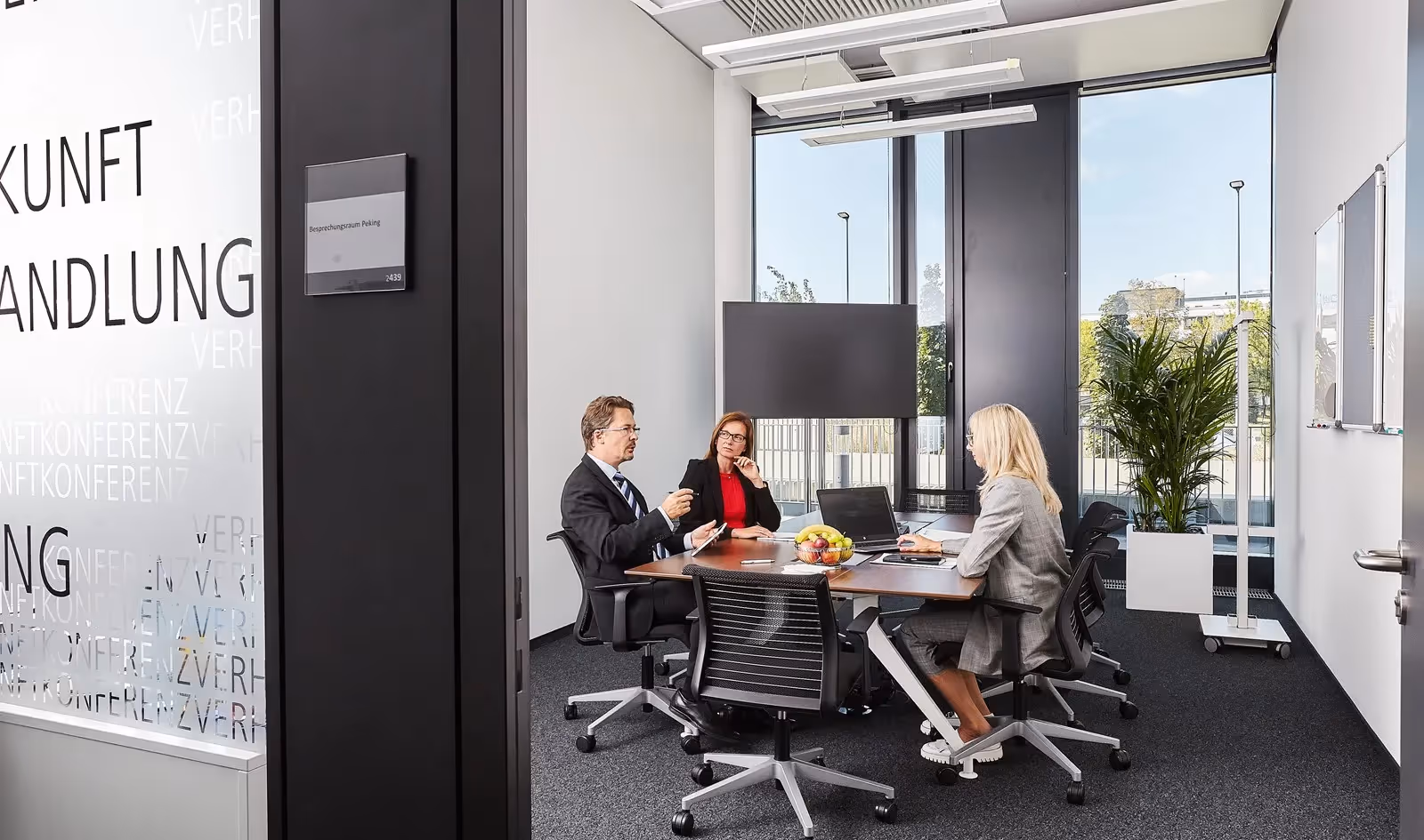 SkyLoop by Agendis — Arbeitsplatz mit flexiblen Arbeitsplätzen und moderner Architektur