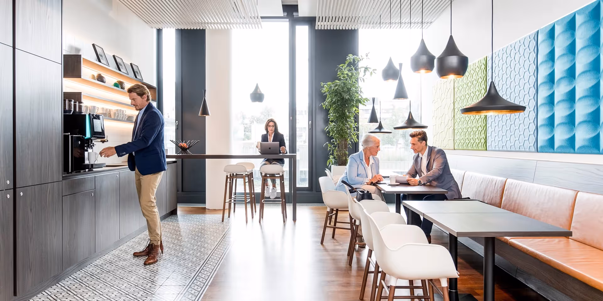 SkyLoop by Agendis — Empfangsbereich mit flexiblen Arbeitsplätzen und moderner Architektur