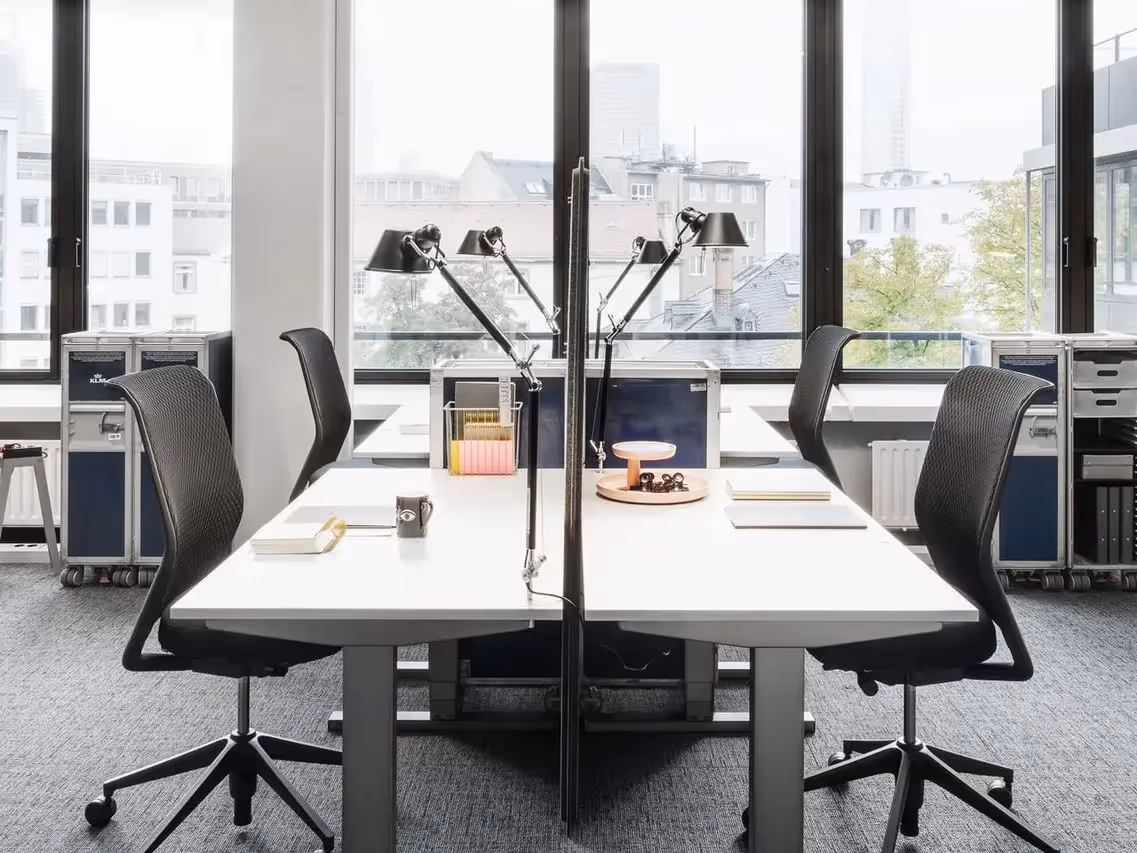 Gerlingen Work by Design Offices — Lounge mit flexiblen Arbeitsplätzen und moderner Architektur