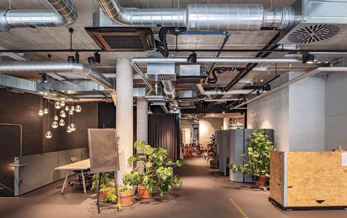 Stuttgart Tower by Design Offices — Arbeitsplatz mit flexiblen Arbeitsplätzen und moderner Architektur