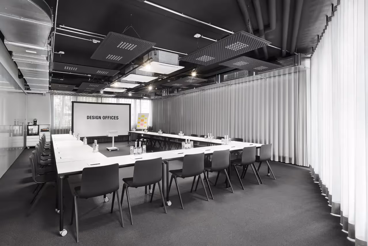 Stuttgart Tower by Design Offices — Besprechungsraum mit flexiblen Arbeitsplätzen und moderner Architektur