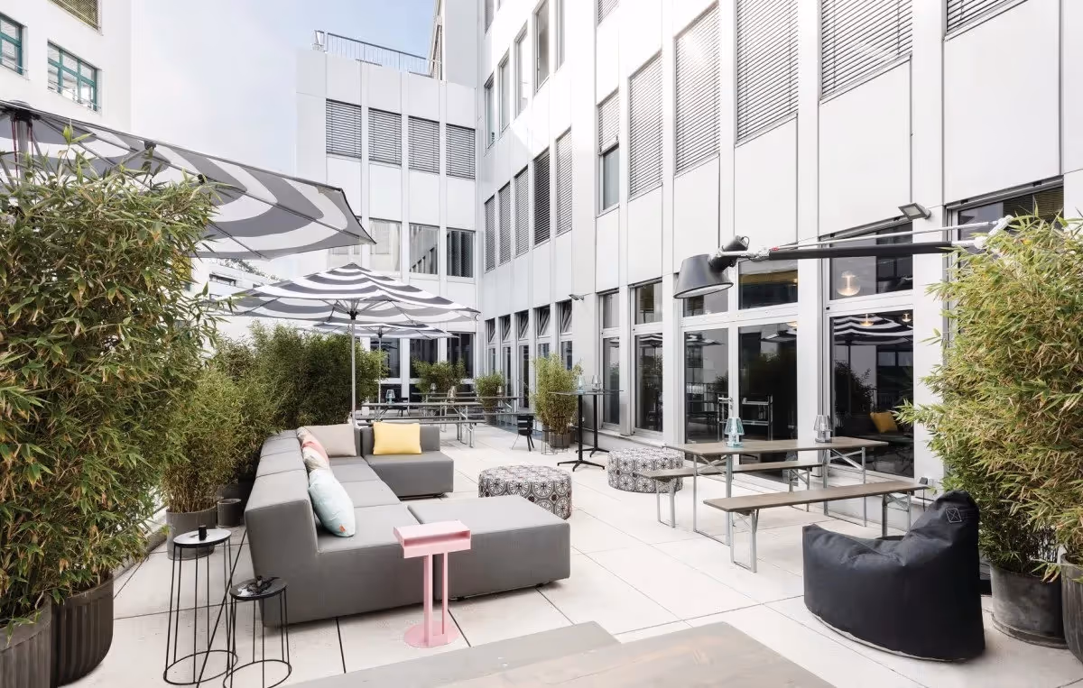 Stuttgart Tower by Design Offices — Lounge mit flexiblen Arbeitsplätzen und moderner Architektur