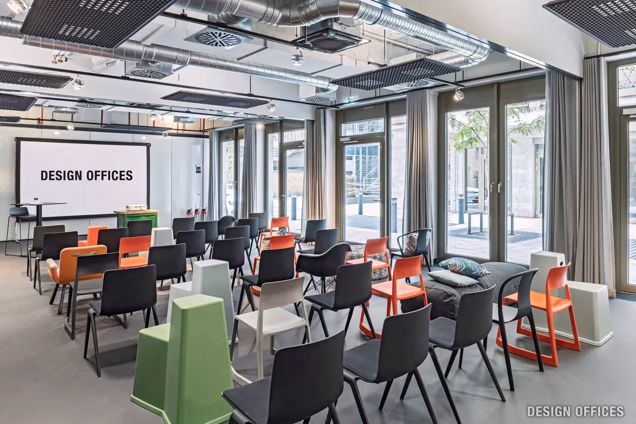 Stuttgart Tower by Design Offices — Meetingraum mit flexiblen Arbeitsplätzen und moderner Architektur