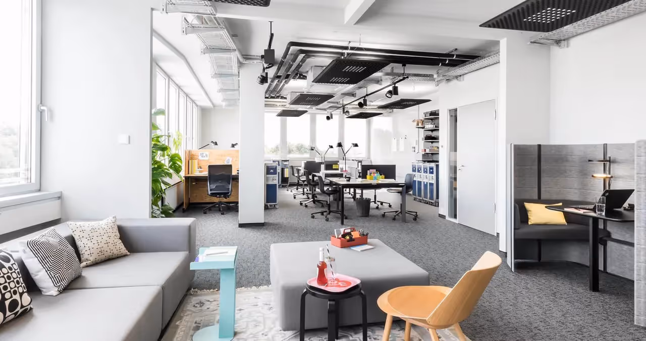 Stuttgart Tower by Design Offices — Empfangsbereich mit flexiblen Arbeitsplätzen und moderner Architektur