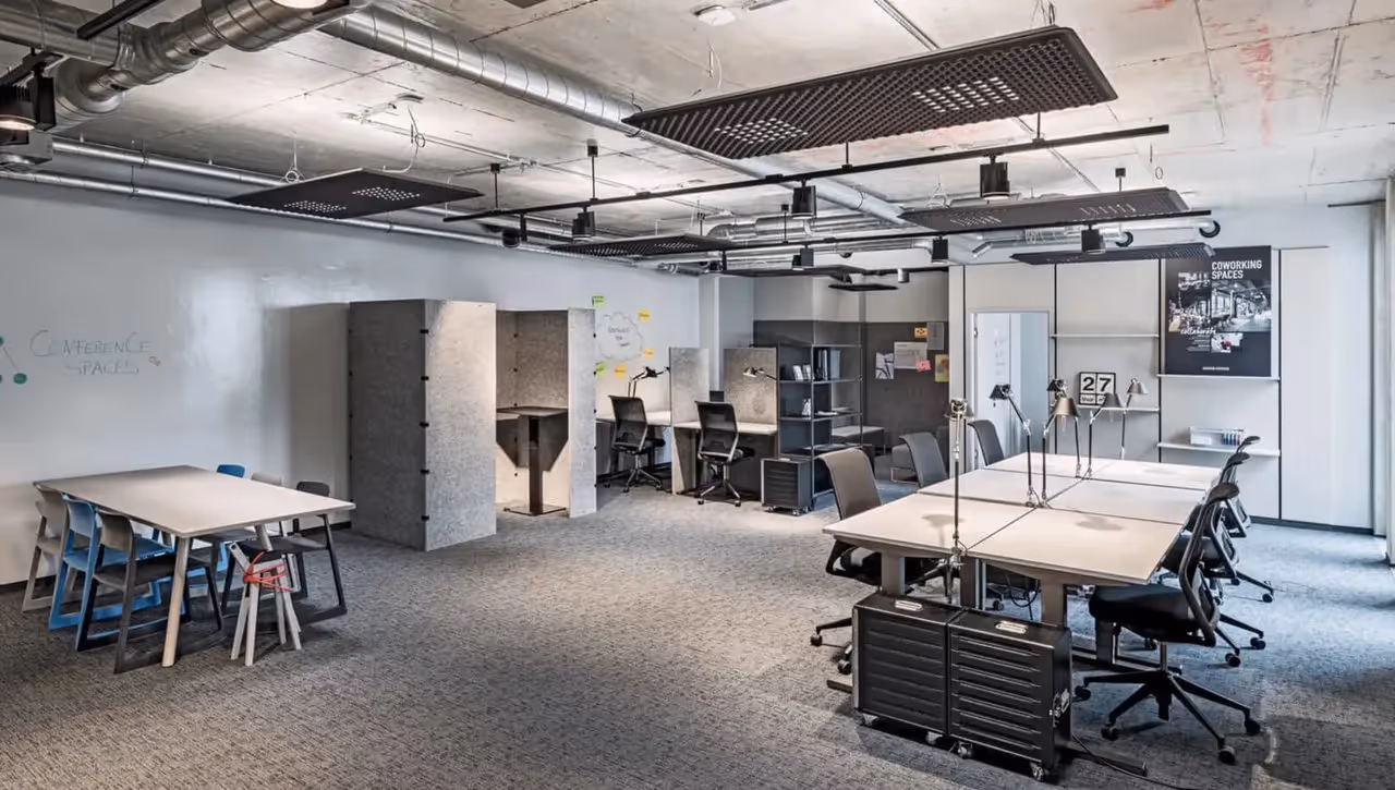 Eberhardhöfe by Design Offices — Empfangsbereich mit flexiblen Arbeitsplätzen und moderner Architektur