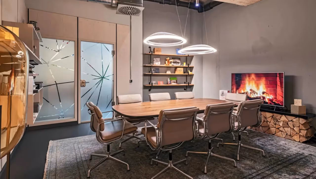 Eberhardhöfe by Design Offices — Konferenzraum mit flexiblen Arbeitsplätzen und moderner Architektur