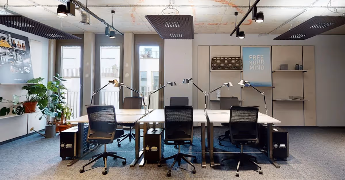 Eberhardhöfe by Design Offices — Meetingraum mit flexiblen Arbeitsplätzen und moderner Architektur