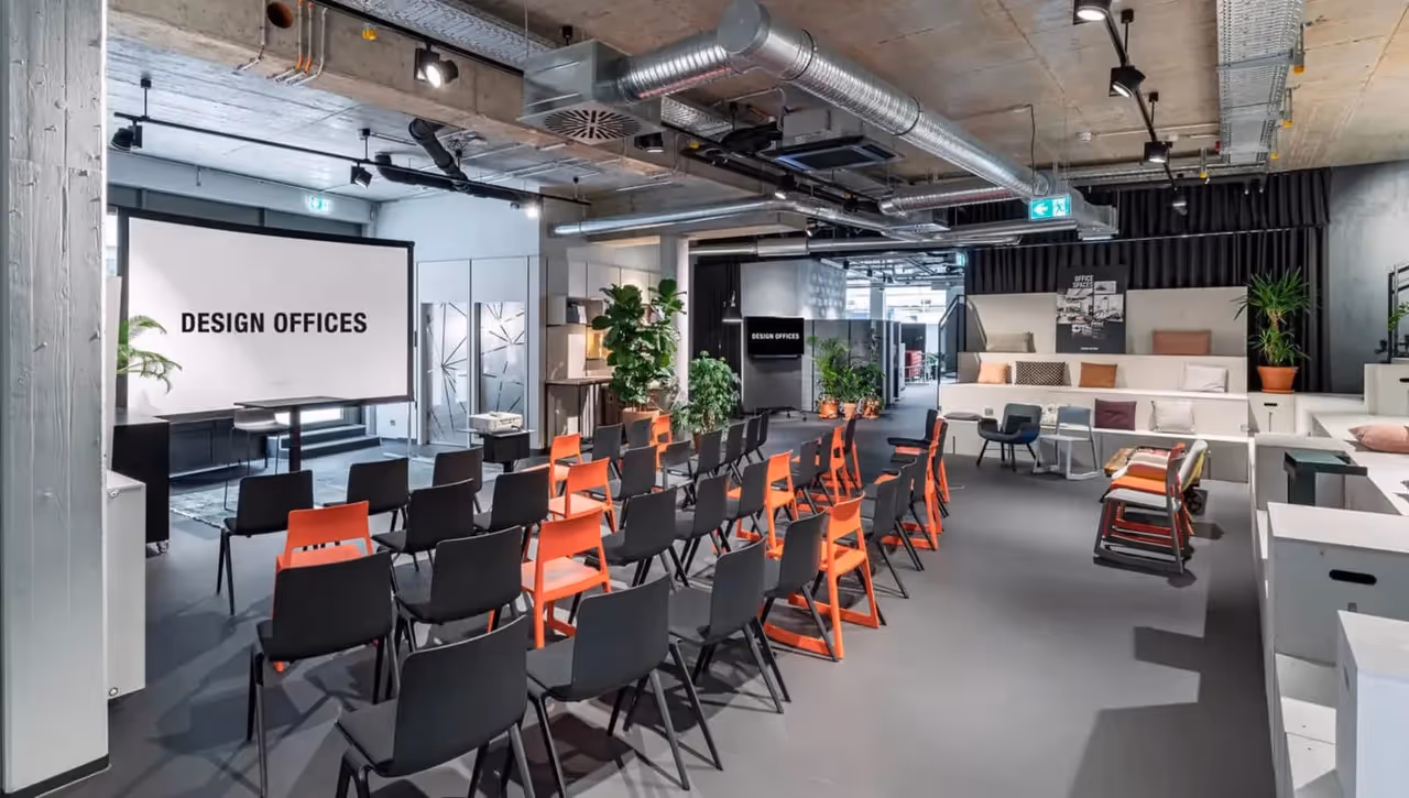 Eberhardhöfe by Design Offices — Lounge mit flexiblen Arbeitsplätzen und moderner Architektur