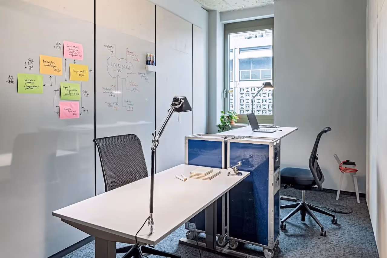 Eberhardhöfe by Design Offices — Meetingraum mit flexiblen Arbeitsplätzen und moderner Architektur