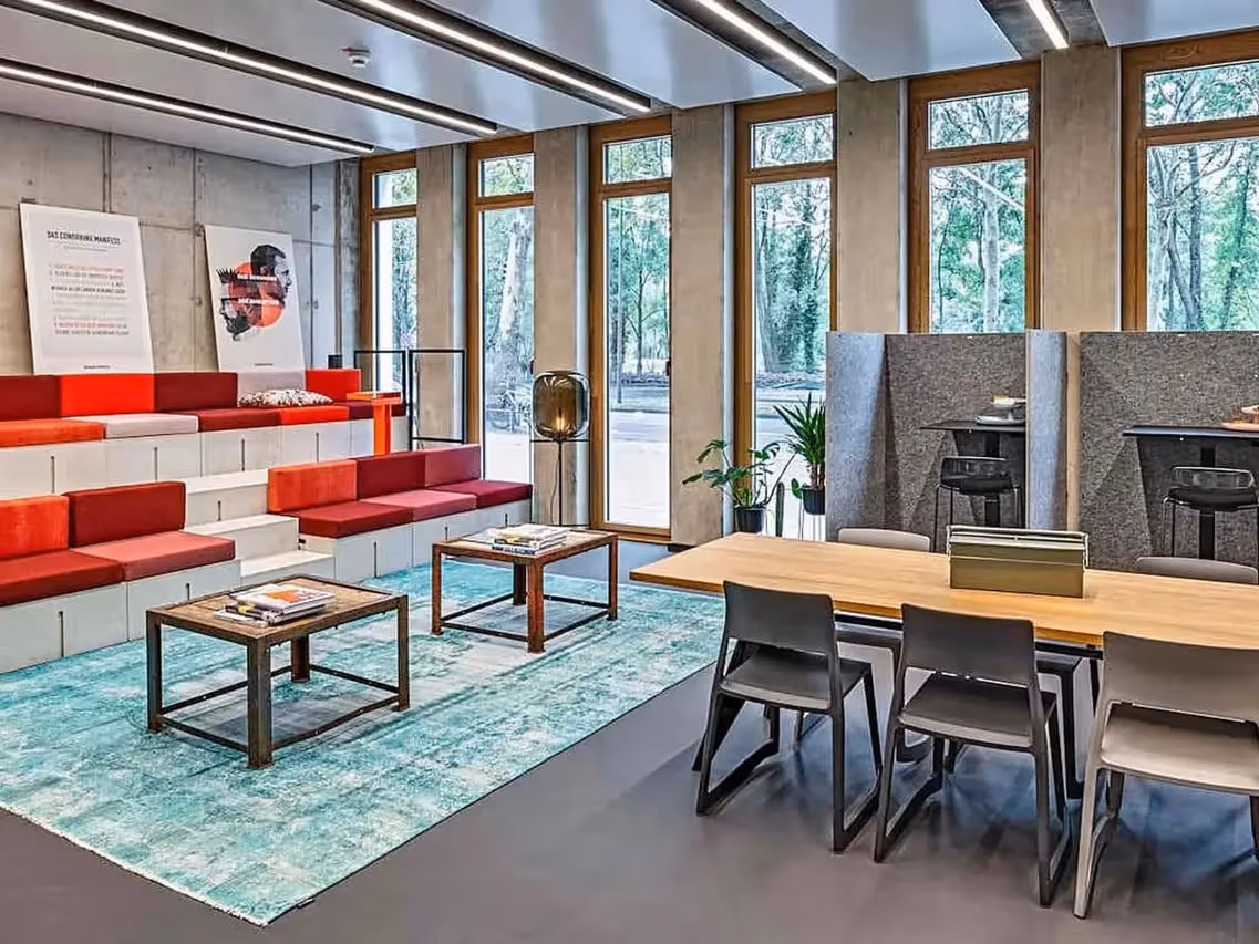 Eberhardhöfe by Design Offices — Coworking-Bereich mit flexiblen Arbeitsplätzen und moderner Architektur