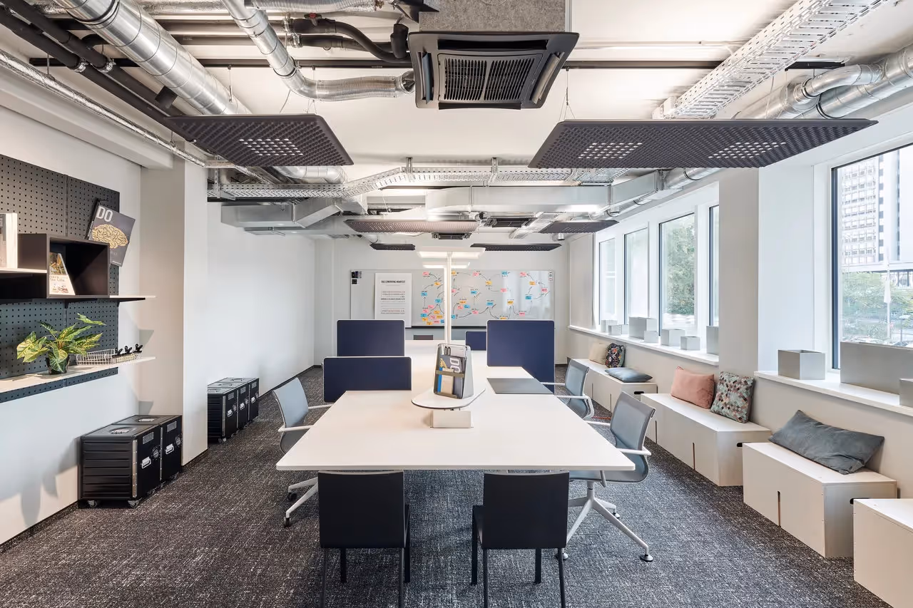Eberhardhöfe by Design Offices — Besprechungsraum mit flexiblen Arbeitsplätzen und moderner Architektur