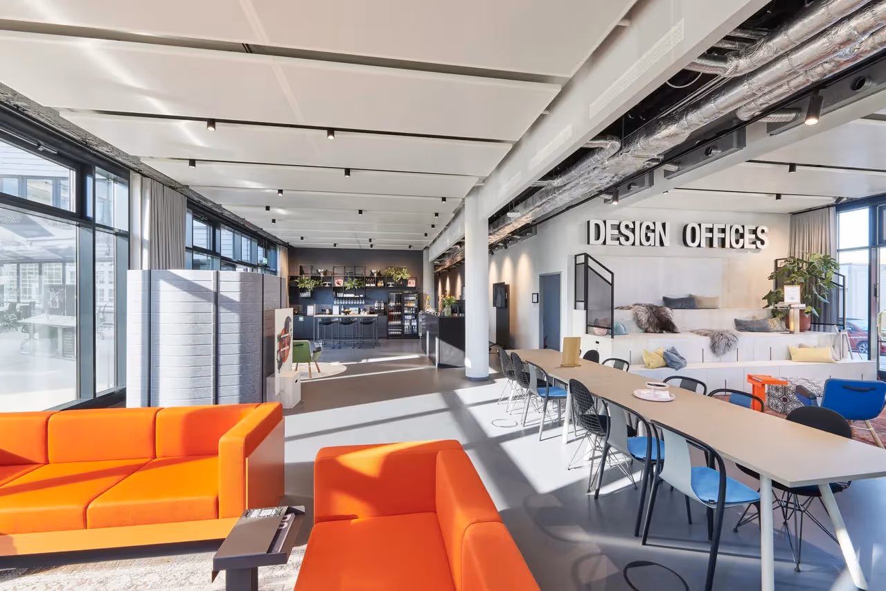 Eberhardhöfe by Design Offices — Lounge mit flexiblen Arbeitsplätzen und moderner Architektur
