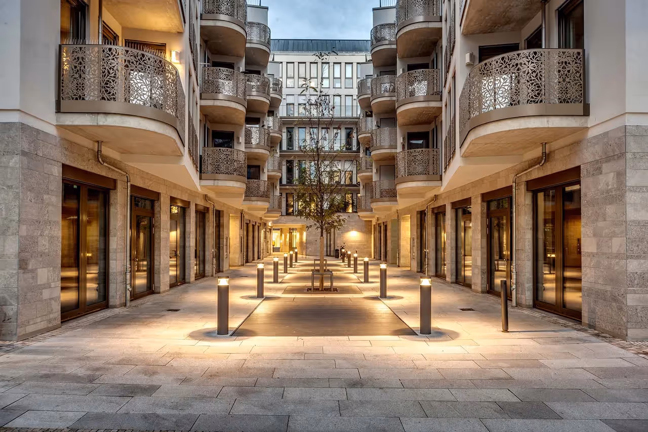 Eberhardhöfe by Design Offices — Coworking-Bereich mit flexiblen Arbeitsplätzen und moderner Architektur